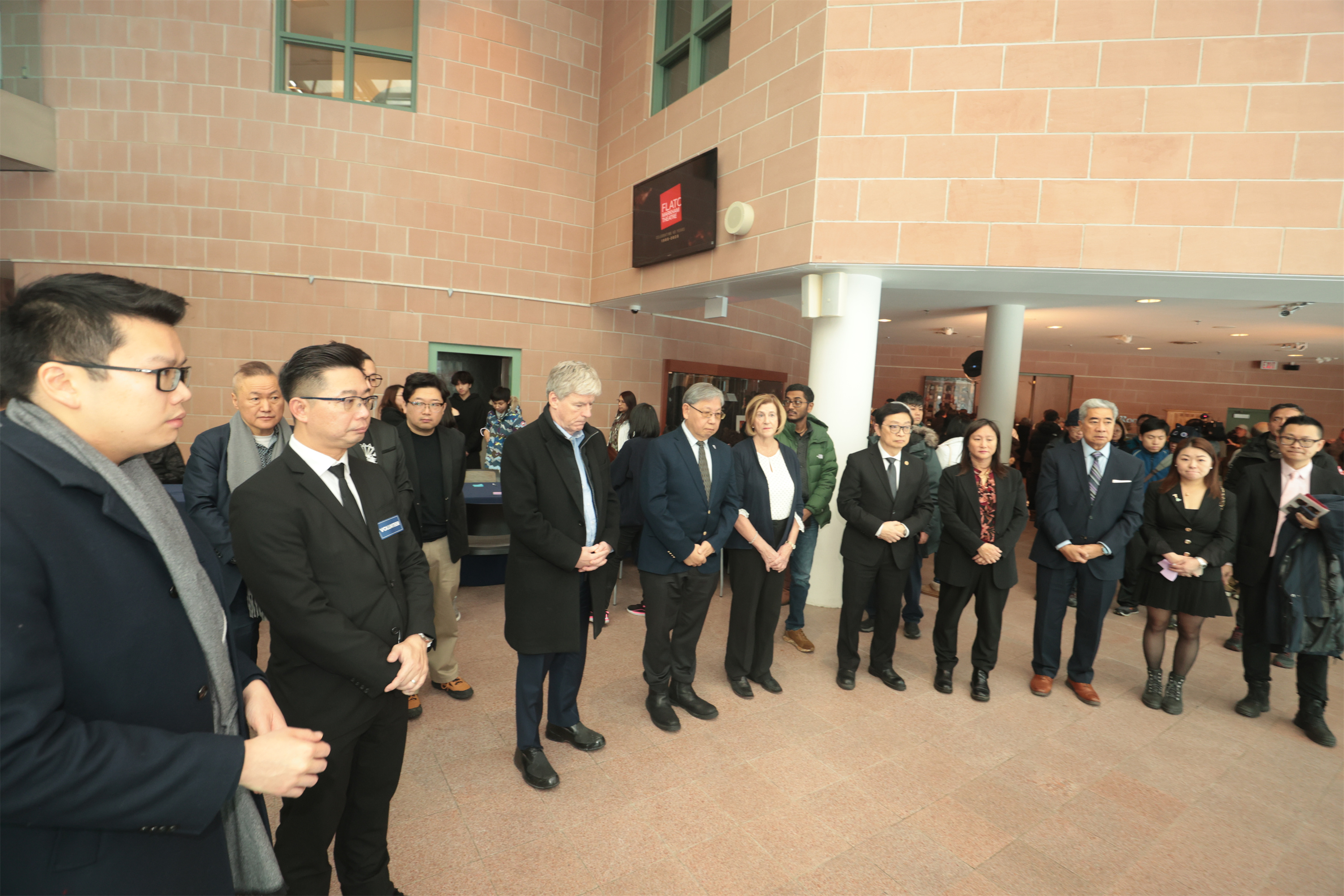 加拿大香港社团联合总会会长陆炳雄跨海捐赠生活用品支援香港火灾