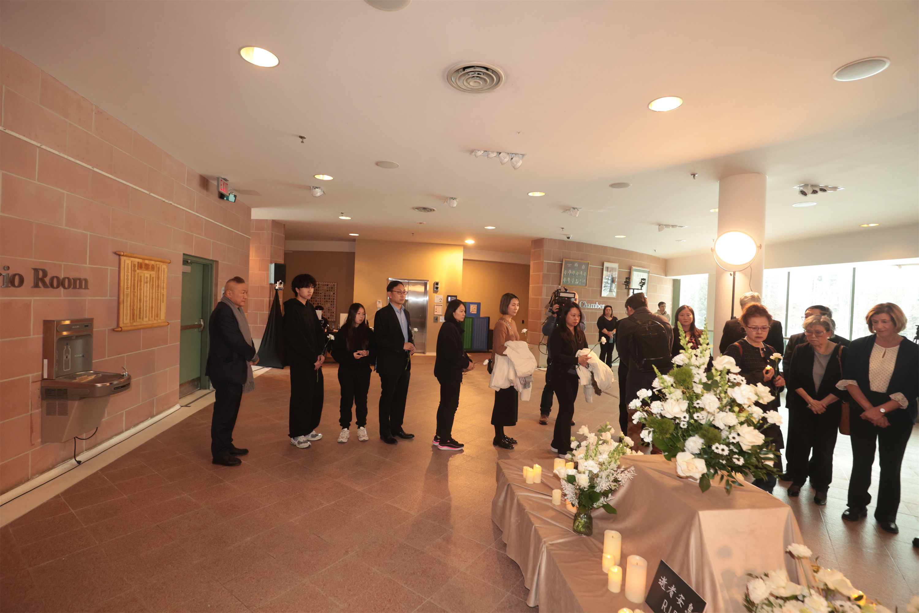 加拿大香港社团联合总会会长陆炳雄跨海捐赠生活用品支援香港火灾