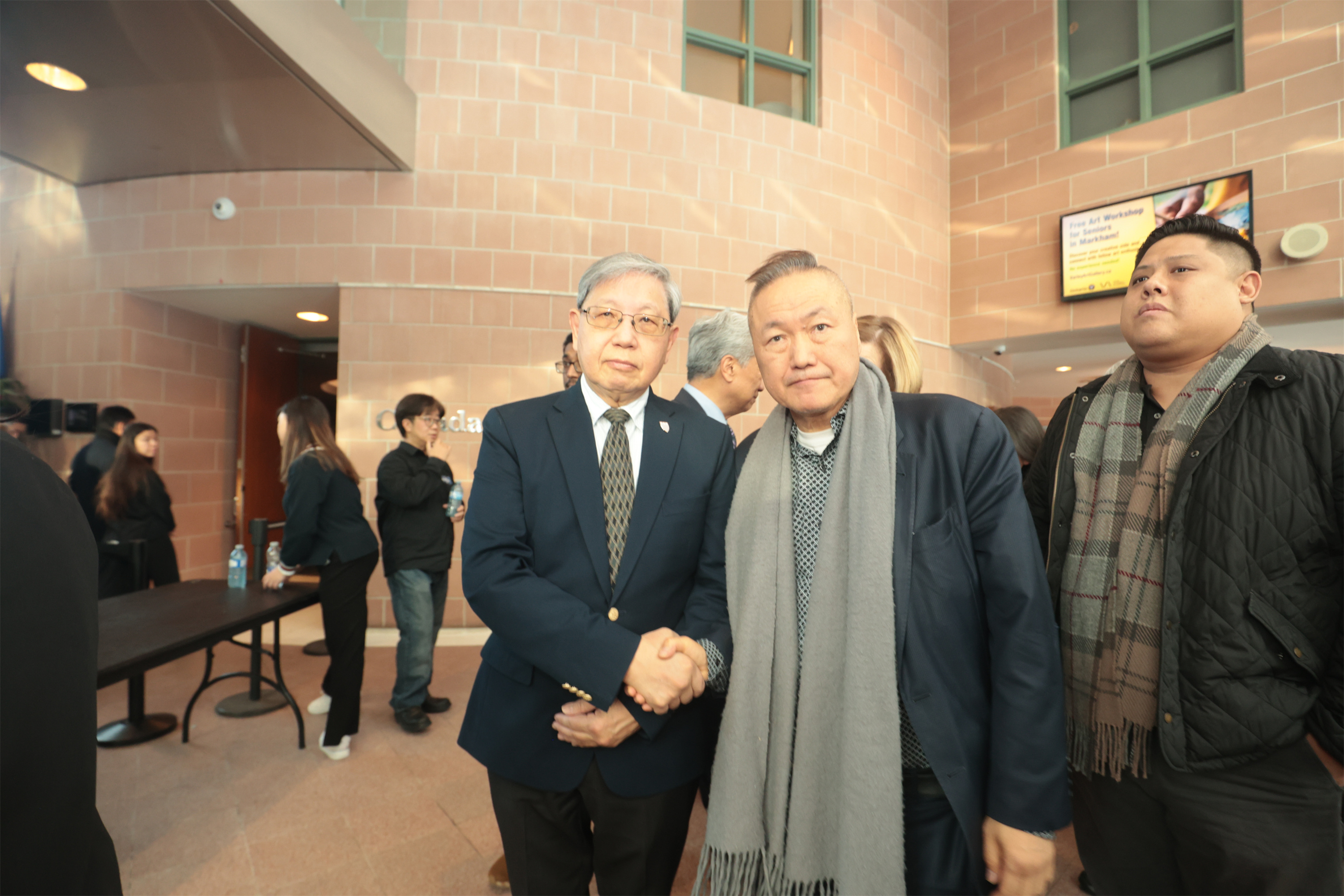 加拿大香港社团联合总会会长陆炳雄跨海捐赠生活用品支援香港火灾