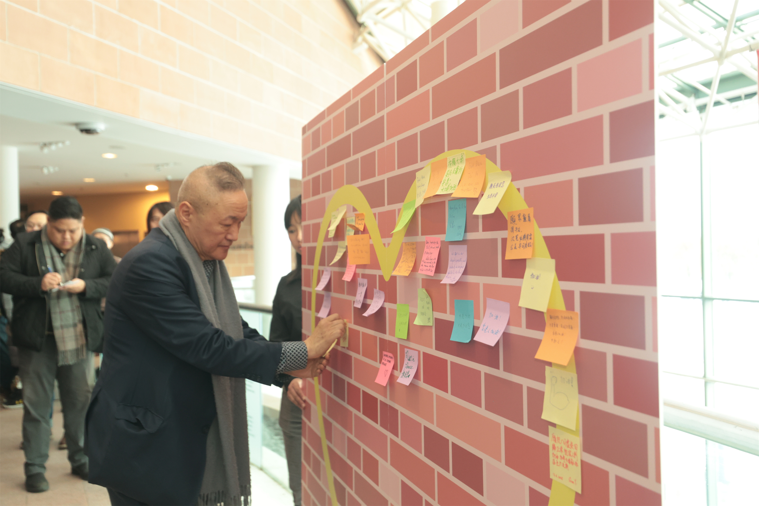 加拿大香港社团联合总会会长陆炳雄跨海捐赠生活用品支援香港火灾