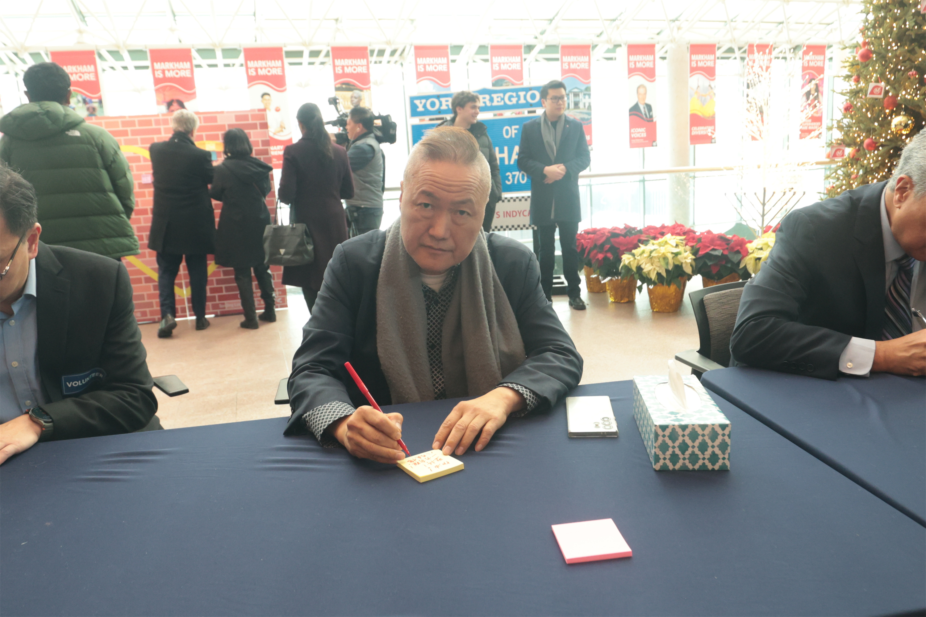 加拿大香港社团联合总会会长陆炳雄跨海捐赠生活用品支援香港火灾