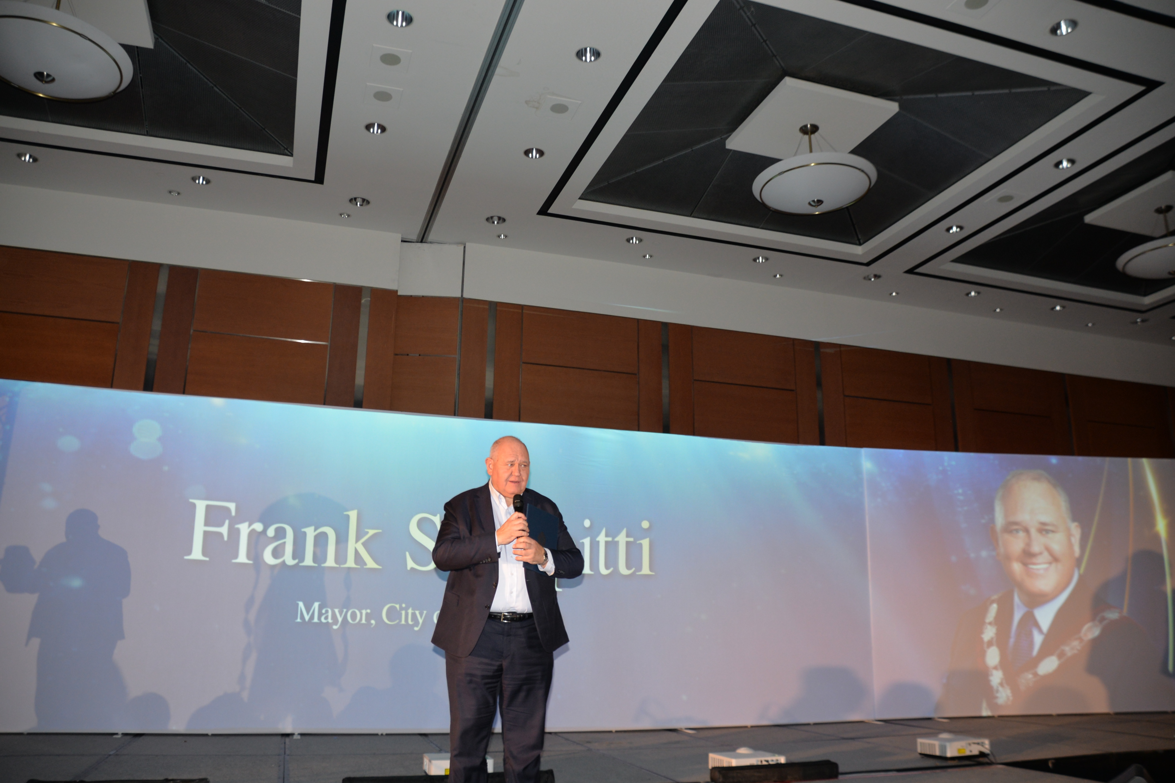 ���ɰٴ� ȺӢ���ס�����o���ŵ������������߰佱����¡�ؾ�