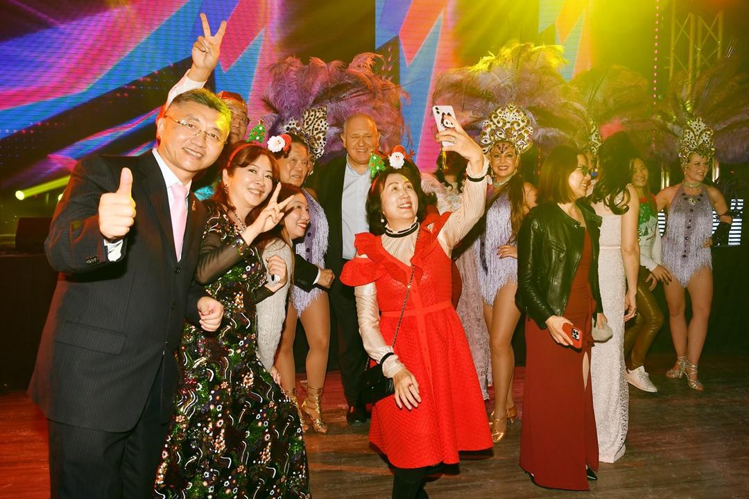 加拿大深圳社团联合总会成功举办深爱慈善之夜答谢庆功暨圣诞迎新