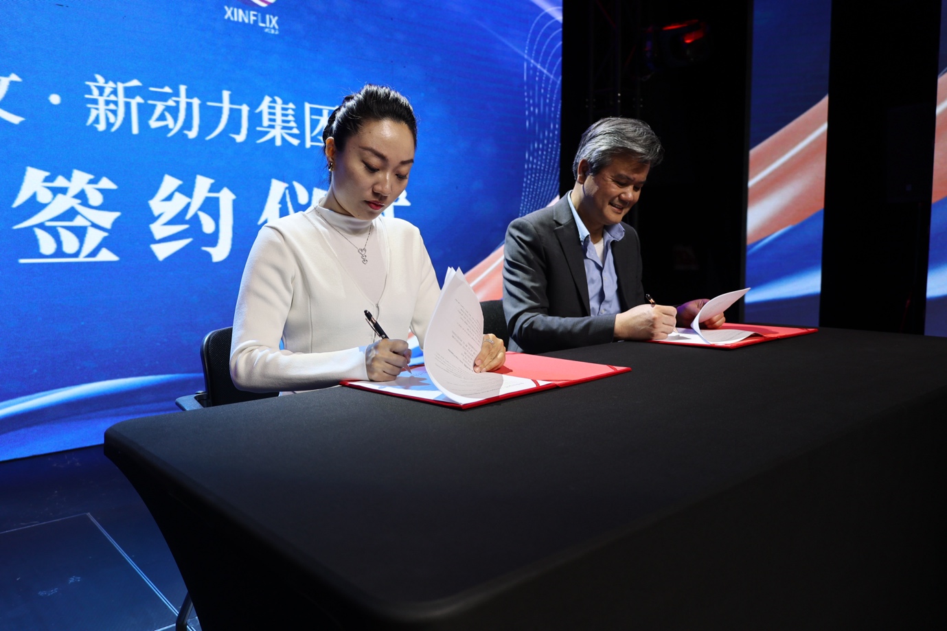 易中文携手新动力传媒,共同推出2025“青少年中文表达力主题夏令