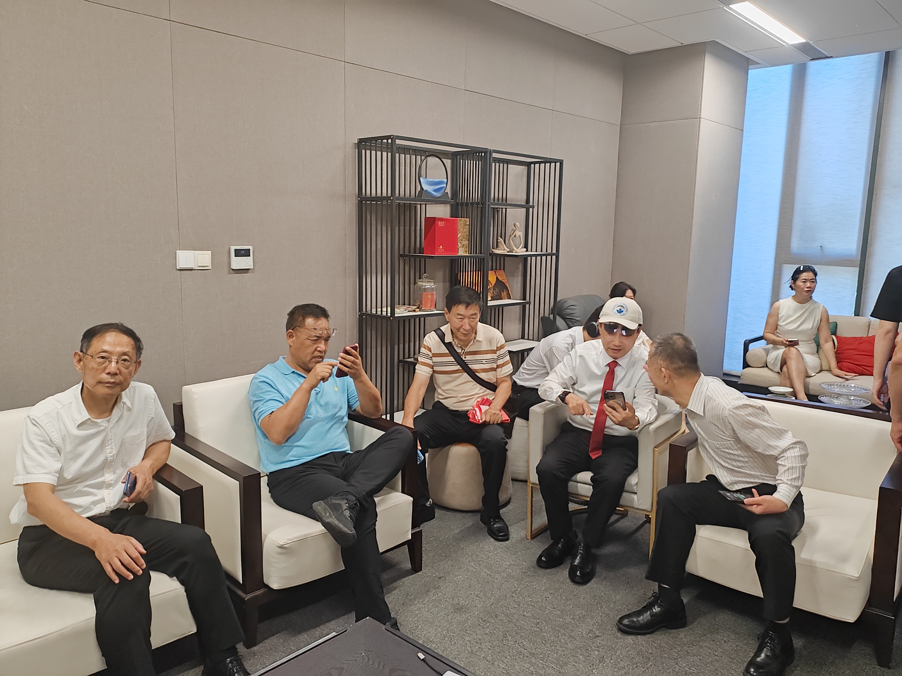 加拿大浙江总商会与加中校友商盟国际科技考察团到访中国人工智能