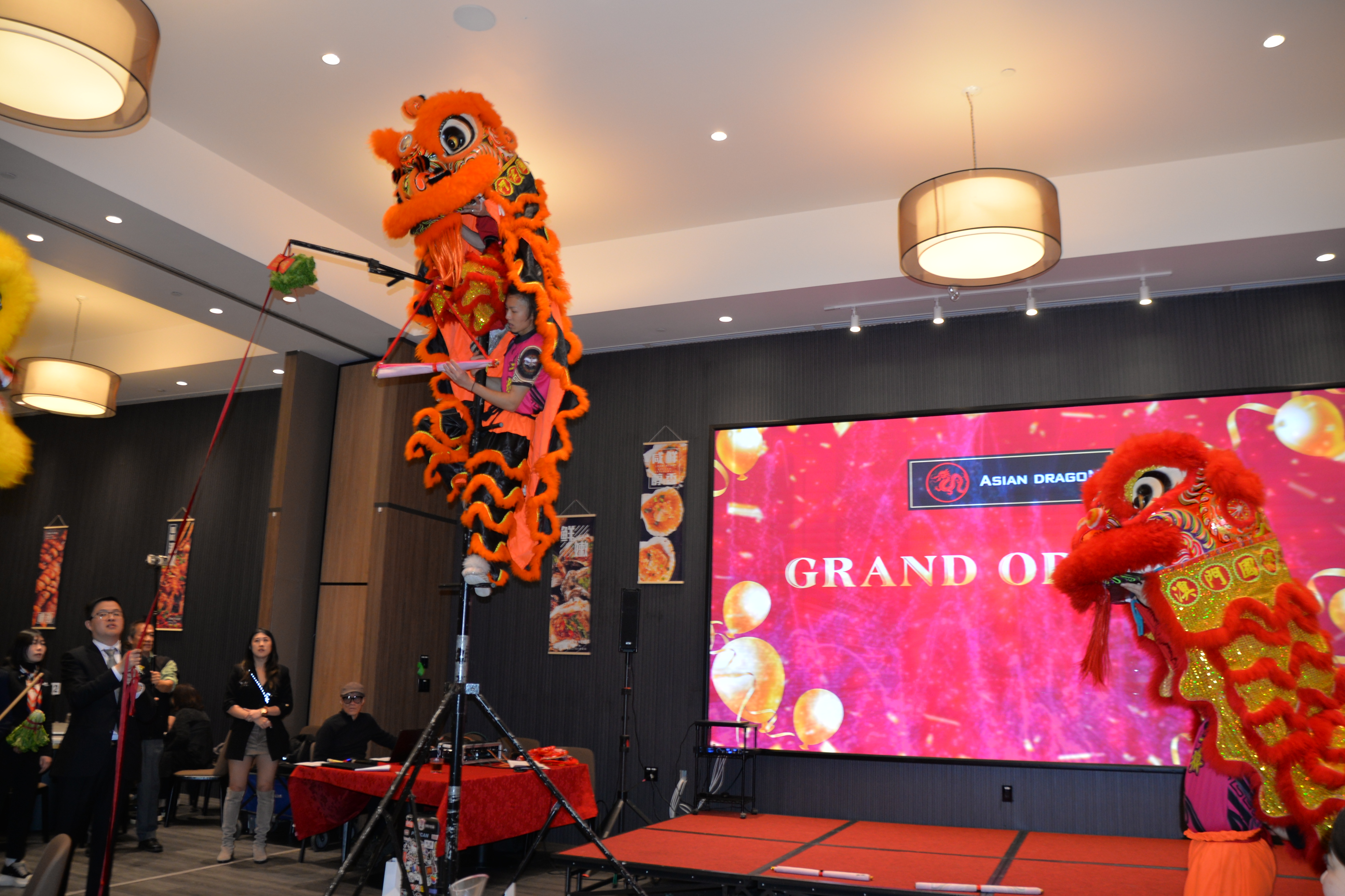 Asian Dragon Buffet��֮��ʢ��ҵ����λ��������ºع���ʢ��