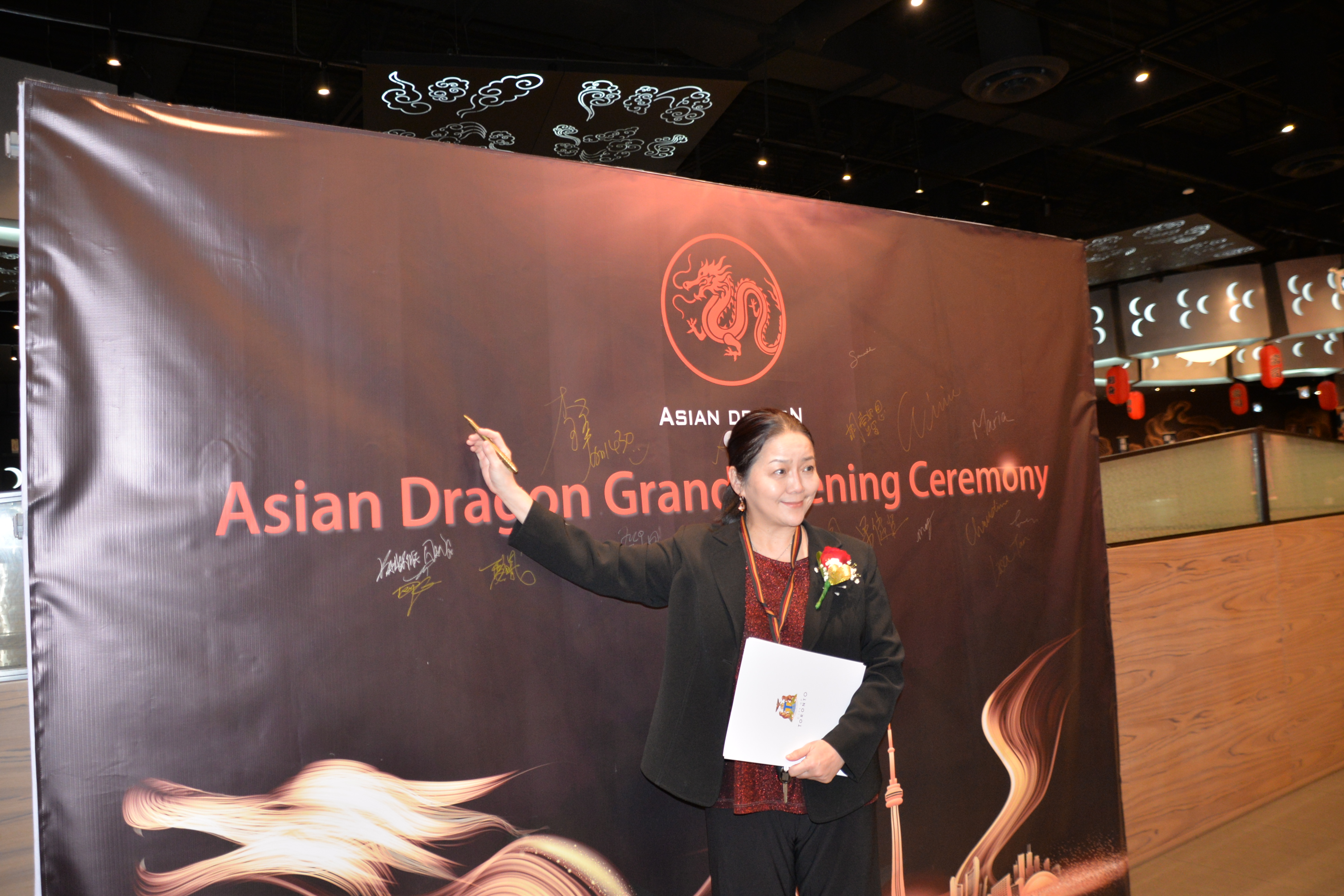 Asian Dragon Buffet��֮��ʢ��ҵ����λ��������ºع���ʢ��