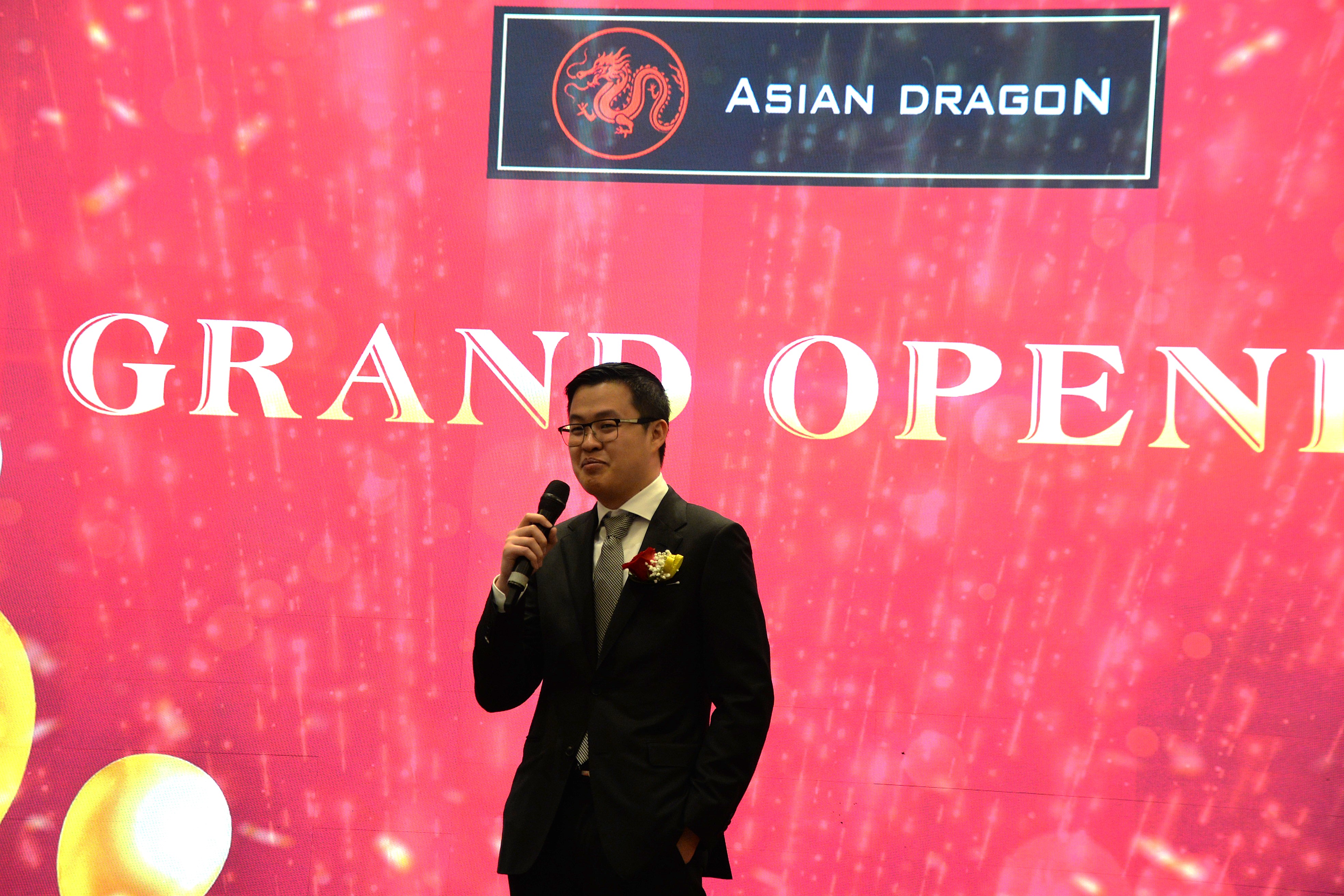 Asian Dragon Buffet��֮��ʢ��ҵ����λ��������ºع���ʢ��