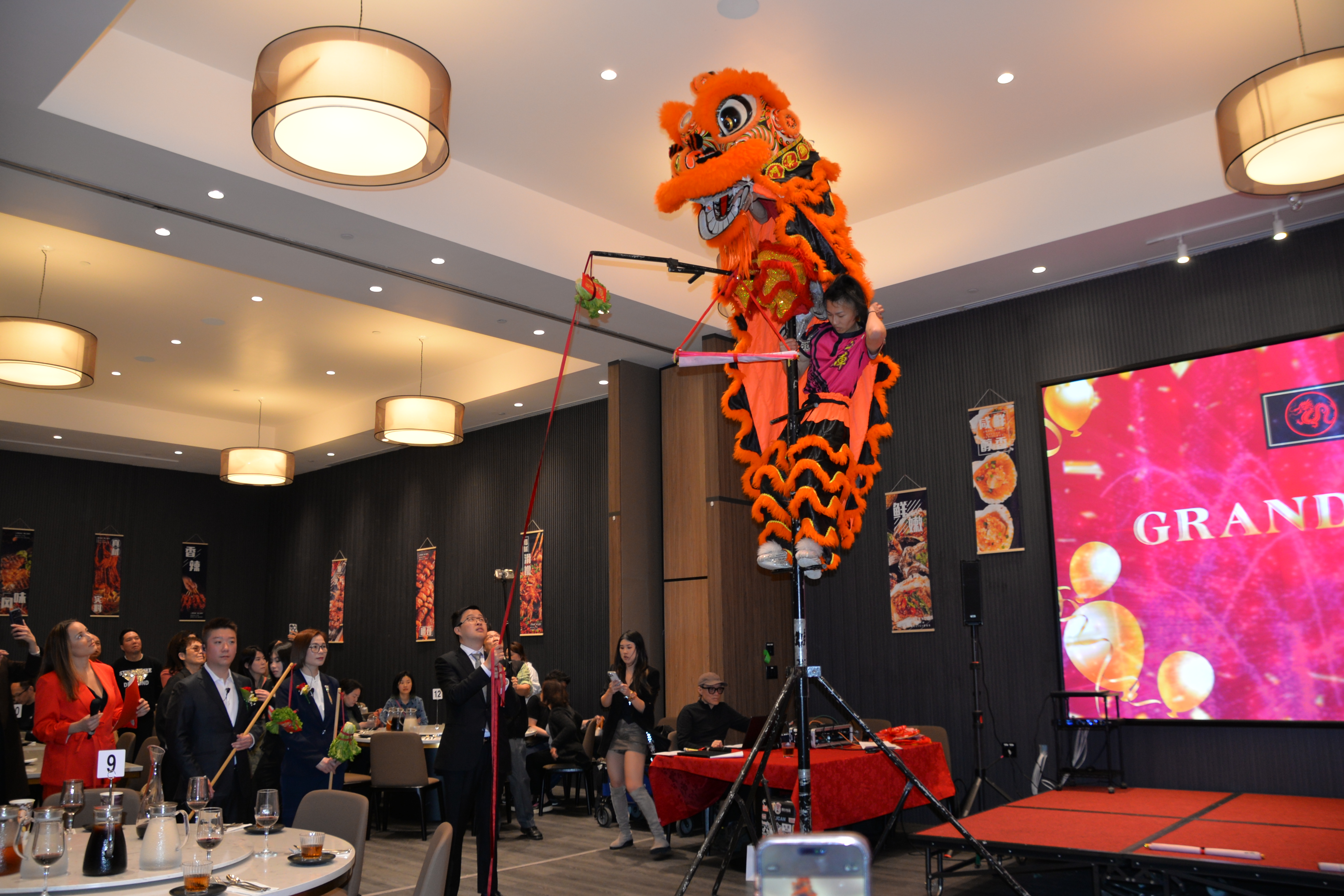 Asian Dragon Buffet��֮��ʢ��ҵ����λ��������ºع���ʢ��