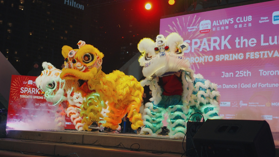 加拿大首届春节烟花庆典在多伦多市政厅广场圆满落幕,超3万人齐聚