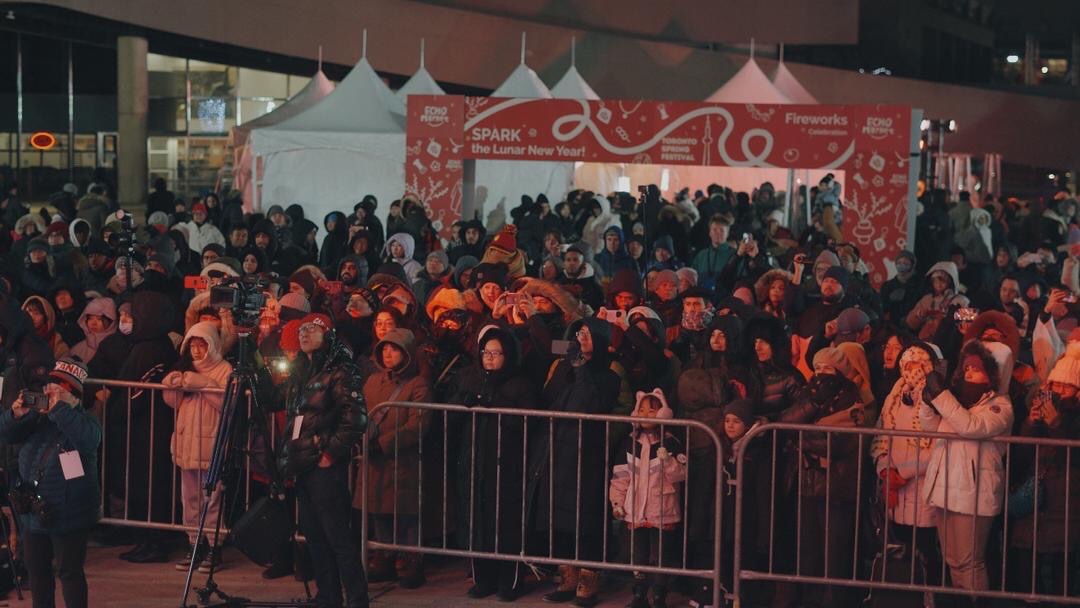 加拿大首届春节烟花庆典在多伦多市政厅广场圆满落幕,超3万人齐聚