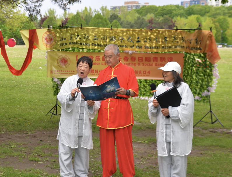 一群人站在草地上AI 生成的内容可能不正确。