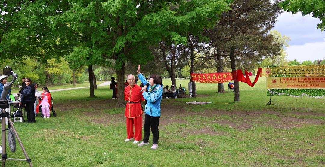 小孩们在草地上AI 生成的内容可能不正确。