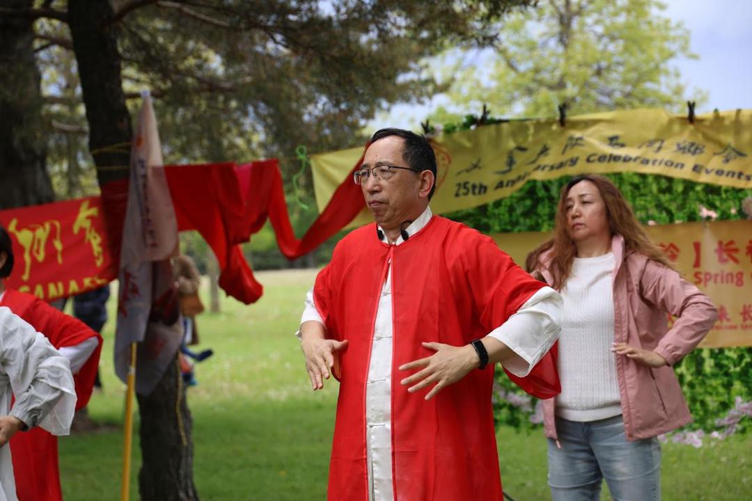 一些人站在草地上AI 生成的内容可能不正确。