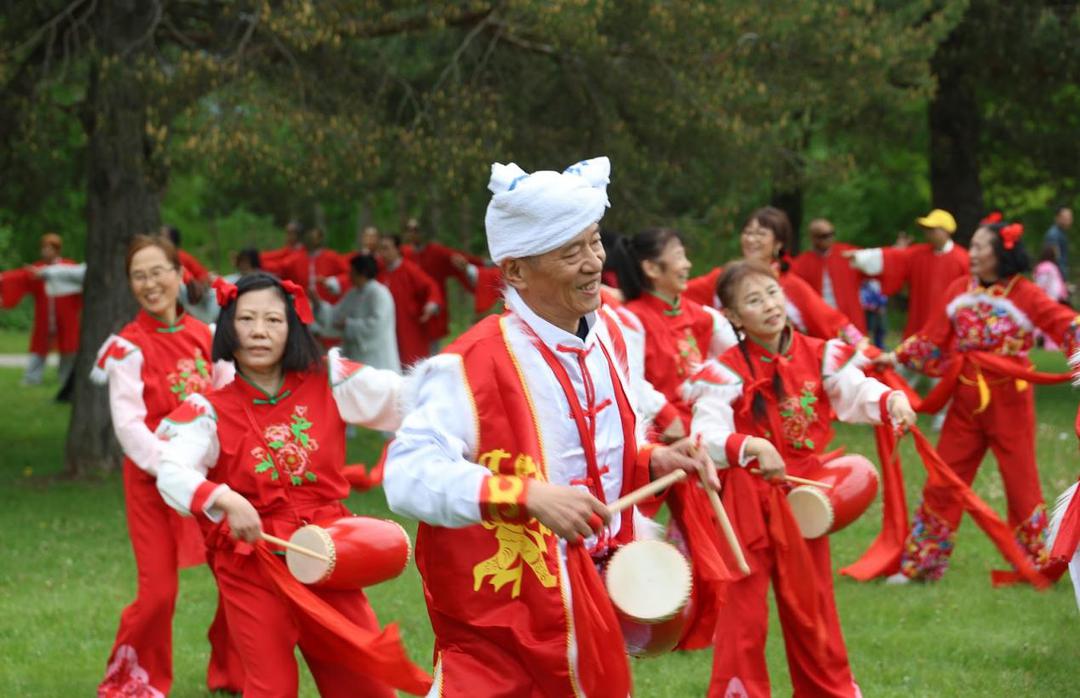 一群人在草地上跳舞AI 生成的内容可能不正确。