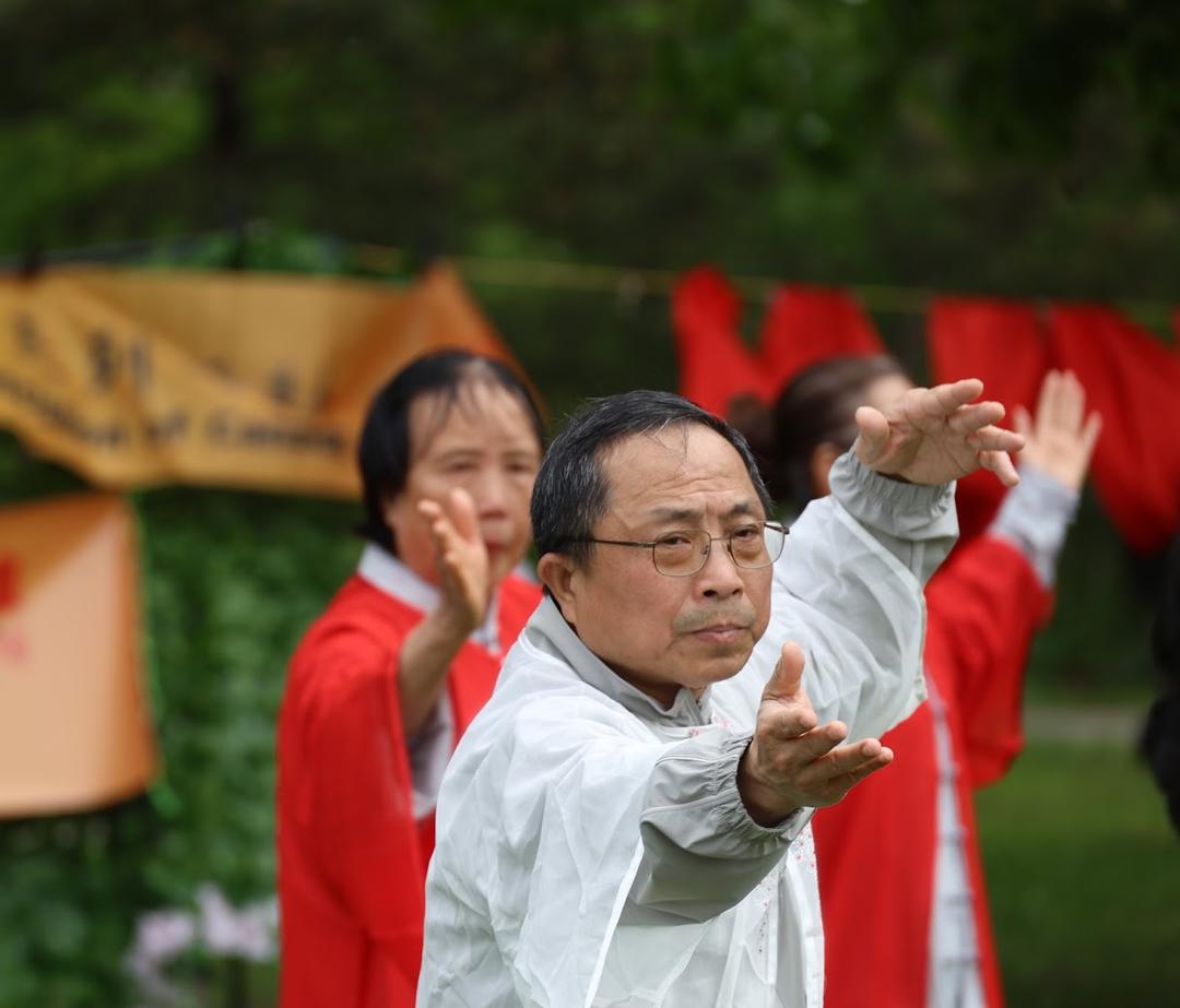 人在玩飞盘AI 生成的内容可能不正确。