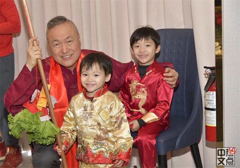 37载风雨同行马年再启新程-加雄集团总裁陆炳雄携全体员工恭贺新