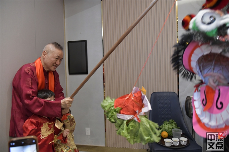 37载风雨同行马年再启新程-加雄集团总裁陆炳雄携全体员工恭贺新