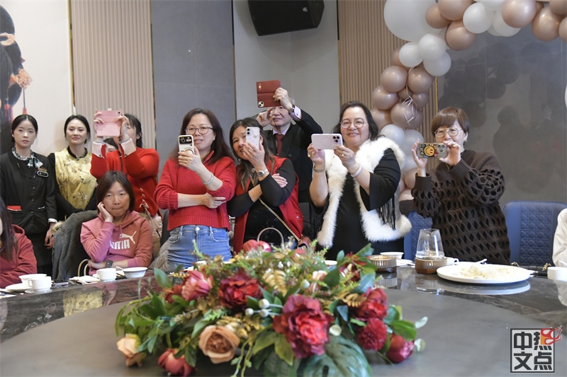 37载风雨同行马年再启新程-加雄集团总裁陆炳雄携全体员工恭贺新